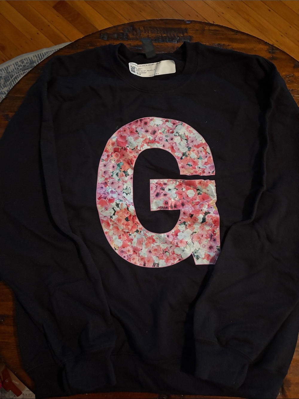 Women’s black sweatshirt with floral G print